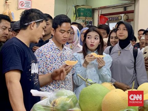 Cawapres nomor urut 2 Gibran Rakabuming Raka didampingi istri Selvi Ananda blusukan ke Pasar Modern BSD City, Sabtu (3/2).