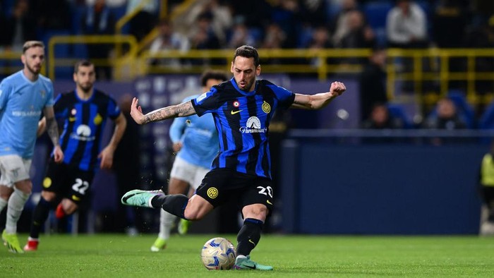 RIYADH, SAUDI ARABIA - JANUARY 19:  Hakan Calhanoglu of FC Internazionale takes a penalty during the Italian EA Sports FC Supercup Semifinal match between FC Internazionale and SS Lazioat Al-Awwal Stadium on January 19, 2024 in Riyadh, Saudi Arabia. (Photo by Mattia Pistoia - Inter/Inter via Getty Images)