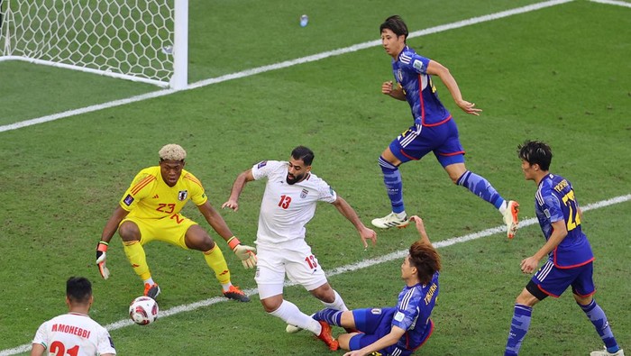 Soccer Football - AFC Asian Cup - Quarter-Final - Iran v Japan - Education City Stadium, Al Rayyan, Qatar - February 3, 2024  Japans Kou Itakura fouls Irans Hossein Kanani to concede a penalty REUTERS/Ibraheem Al Omari