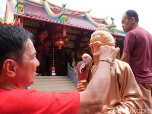 Kelenteng Tri Dharma Sumber Naga Lakukan Tradisi Bersih-bersih Jelang Imlek Kelenteng Tri Dharma Sumber Naga Lakukan Tradisi Bersih-bersih Jelang Imlek