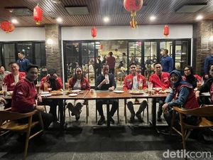 Jokowi Malam Mingguan Bersama Kaesang hingga Giring di Braga Bandung Jokowi Malam Mingguan Bersama Kaesang hingga Giring di Braga Bandung
