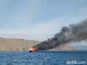 Apes! Mesin Kapal Pasutri Kanada Mati di NTT, Pindah Pinisi Malah Terbakar Apes! Mesin Kapal Pasutri Kanada Mati di NTT, Pindah Pinisi Malah Terbakar