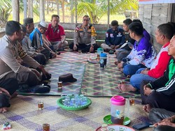 Polisi Sosilisasi Pemilu-Dengar Curhat Warga di Desa Tertua Pulau Rupat