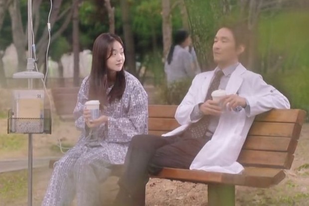 Kim Hye Jun dan Han Suk Kyu di Dr. Romantic/ Foto: Netflix Kim Hye Jun dan Han Suk Kyu di Dr. Romantic/ Foto: Netflix