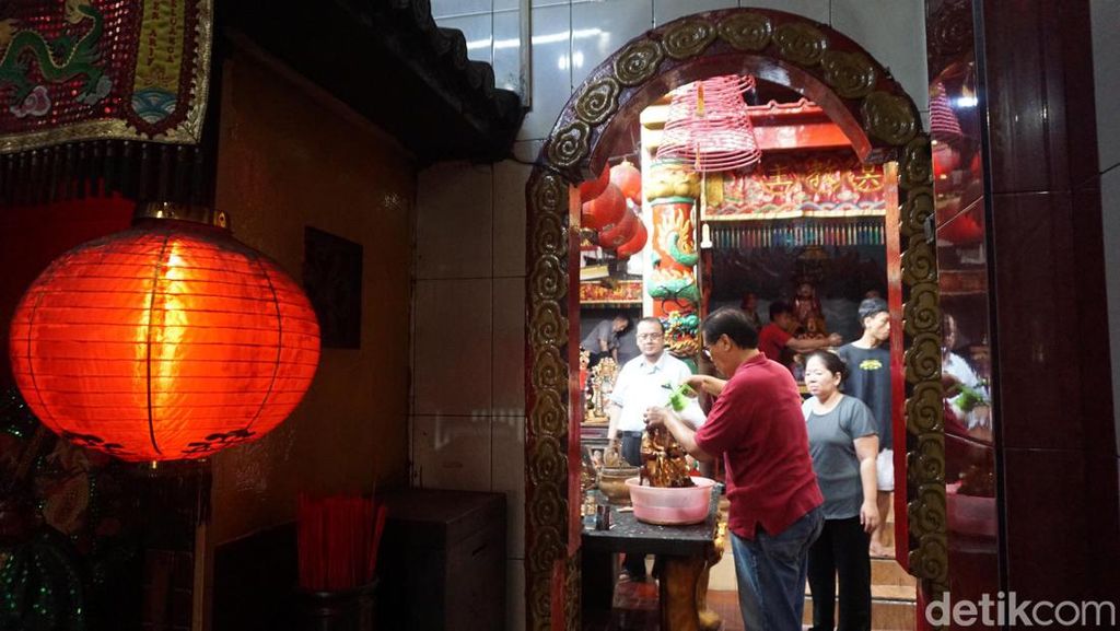 Kelenteng Cokro Mandikan Rupang Jelang Imlek Kelenteng Cokro Mandikan Rupang Jelang Imlek