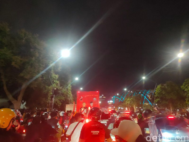 Lalin sekitar GBK macet, 3 Februari 2024 pukul 19.00 WIB. (Rumondang Naibaho, Dwi Rahmawati/detikcom)