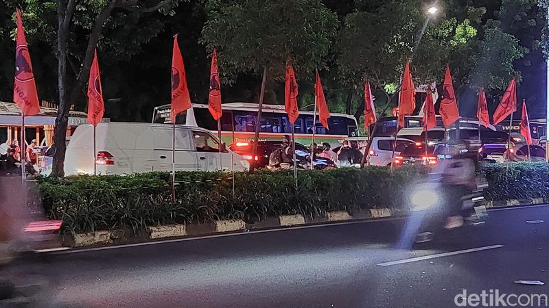 Lalin sekitar GBK macet, 3 Februari 2024 pukul 19.00 WIB. (Rumondang Naibaho, Dwi Rahmawati/detikcom)