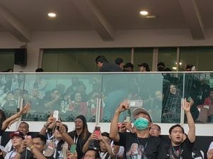 Momen Ahok Memfoto Megawati dengan Pendukung di Konser Akbar Ganjar Momen Ahok Memfoto Megawati dengan Pendukung di Konser Akbar Ganjar