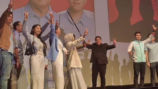Momen Pose 2 Jari Erick Thohir hingga Ridwan Kamil di Depan Gambar Prabowo-Gibran