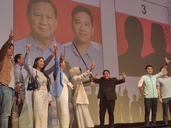 Momen Pose 2 Jari Erick Thohir hingga Ridwan Kamil di Depan Gambar Prabowo-Gibran