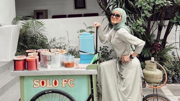 Gaya Elegan Olla Ramlan Saat Jajan Food Truck hingga Jualan Bakso