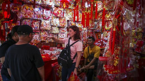 Pernak-pernik Imlek Mulai Diserbu Warga