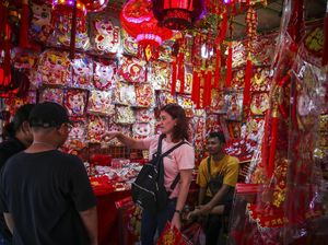 Pernak-pernik Imlek Mulai Diserbu Warga