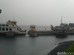 Penyeberangan di Gilimanuk Ditunda Akibat Cuaca Buruk