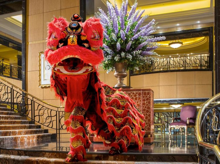 Rayakan Imlek Naga Kayu: Yee Sang & Nian Gao Mewah di Destinasi Kuliner Berbintang