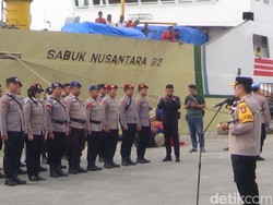 Polisi Pengawal TPS di Kepulauan Sumenep Diberangkatkan Lebih Awal