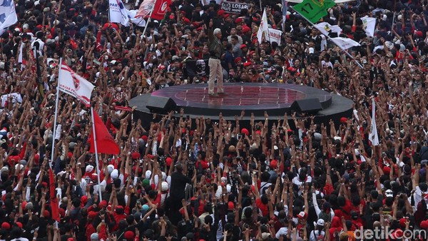 Potret Ganjar Orasi di Tengah Lautan Pendukungnya Ganjar Pranowo berorasi di tengah-tengah massa yang memenuhi SUGBK, Jakarta. Ganjar mengatakan nasib bangsa Indonesia akan ditentukan pada 14 Februari mendatang.