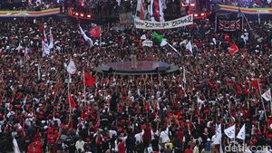 Potret Ganjar Orasi di Tengah Lautan Pendukungnya