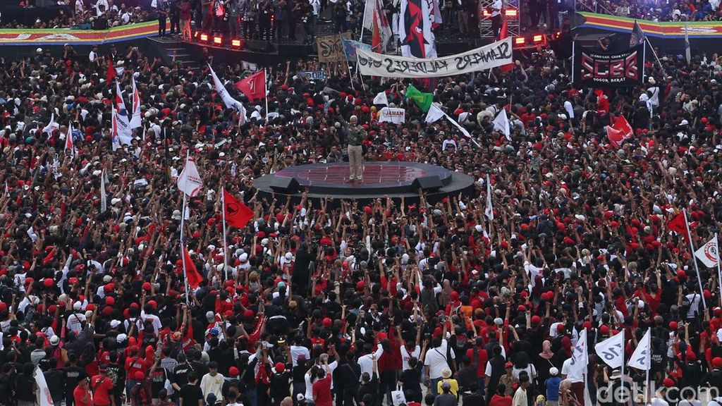 Potret Ganjar Orasi di Tengah Lautan Pendukungnya Potret Ganjar Orasi di Tengah Lautan Pendukungnya