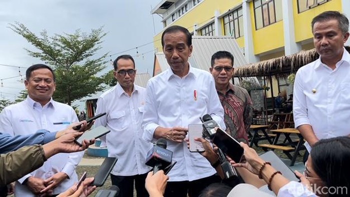 Presiden Jokowi di Kabupaten Bandung Barat. Presiden Jokowi di Kabupaten Bandung Barat.