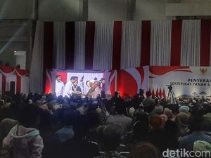 Wanti-wanti Jokowi ke Warga Bandung Penerima Sertifikat Tanah Wanti-wanti Jokowi ke Warga Bandung Penerima Sertifikat Tanah