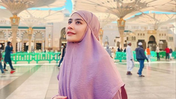 prilly latuconsina menjalankan ibadah umrah
