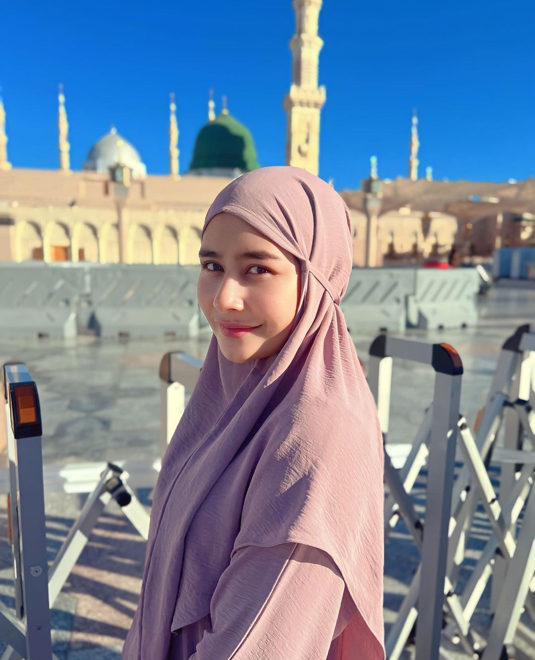 prilly latuconsina menjalankan ibadah umrah