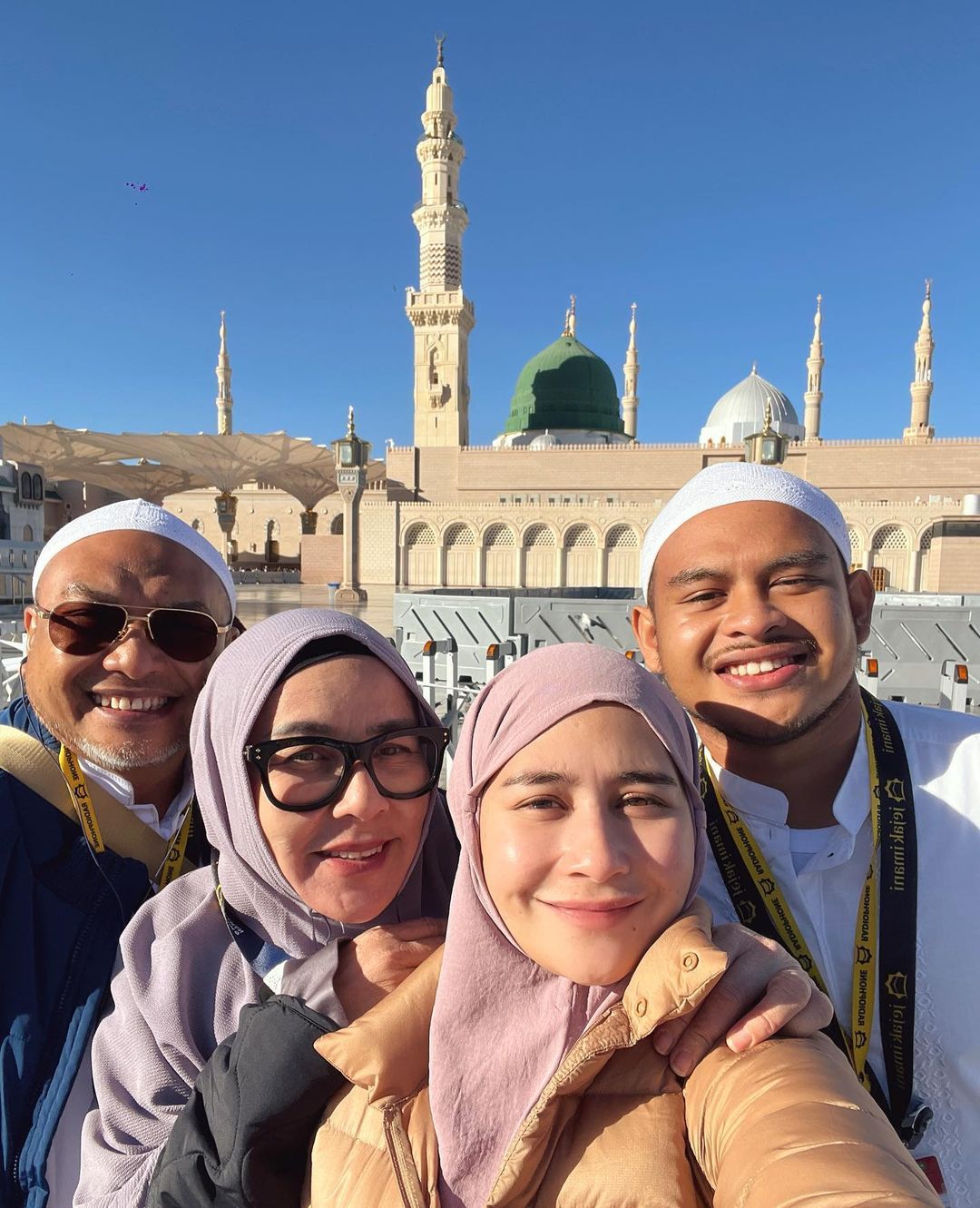prilly latuconsina menjalankan ibadah umrah