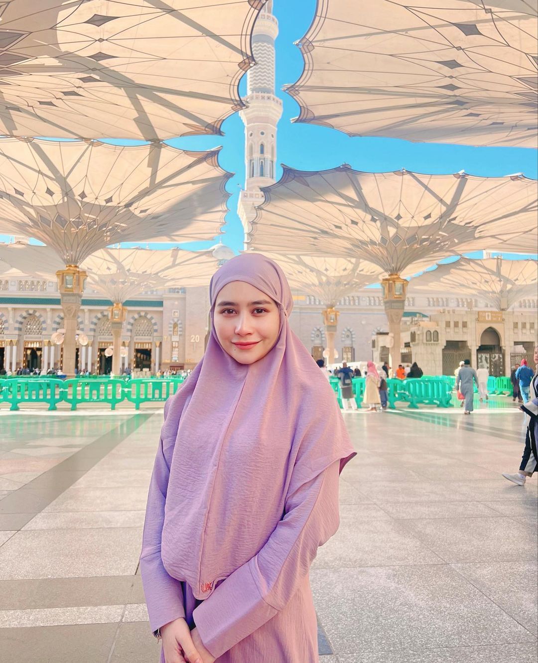 prilly latuconsina menjalankan ibadah umrah