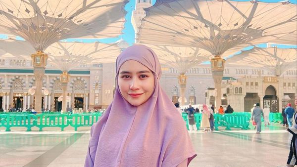 Adem! 5 Penampilan Prilly Latuconsina Berhijab saat Umrah