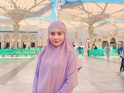 Adem! 5 Penampilan Prilly Latuconsina Berhijab saat Umrah