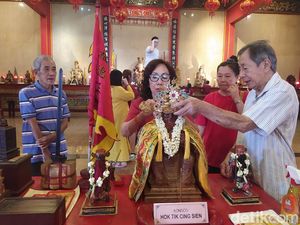 Jelang Imlek, Patung di Kelenteng Liong Hok Bio Magelang Dibersihkan