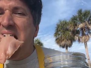 Selebgram Ini Dikecam Dokter Usai Unggah Video Makan Ayam Mentah Selebgram Ini Dikecam Dokter Usai Unggah Video Makan Ayam Mentah