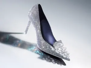 Jimmy Choo Rilis Sepatu Cinderella Berlapis Kristal, Harganya Rp 82 Juta Jimmy Choo Rilis Sepatu Cinderella Berlapis Kristal, Harganya Rp 82 Juta