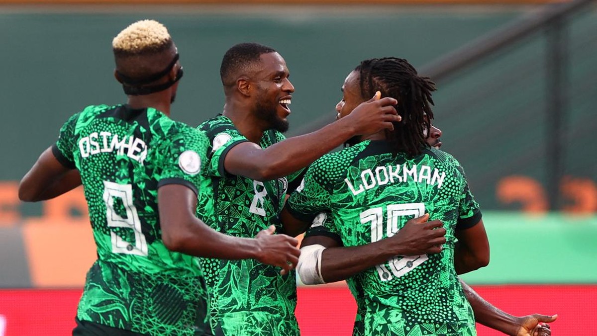 Lookman (kanan) merayakan golnya ke gawang Angola. Foto: REUTERS/SIPHIWE SIBEKO