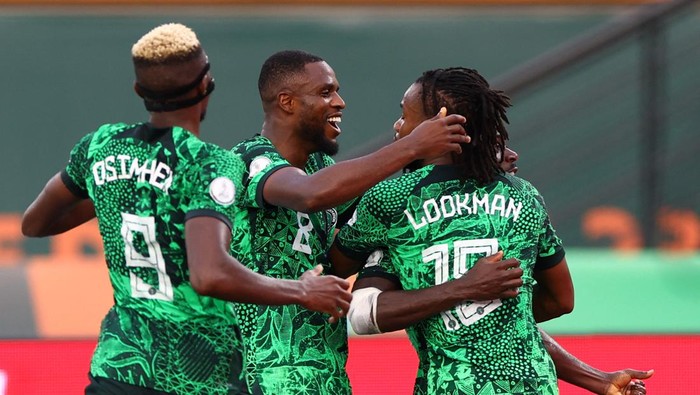 Soccer Football - Africa Cup of Nations - Quarter Final - Nigeria v Angola - Stade Felix Houphouet-Boigny, Abidjan, Ivory Coast - February 2, 2024  Nigerias Ademola Lookman celebrates scoring their first goal with teammates REUTERS/Siphiwe Sibeko