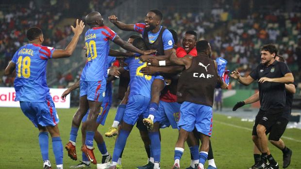 Soccer Football - Quarter Final - DR Congo v Guinea - Alassane Ouattara Olympic Stadium, Abidjan, Ivory Coast - February 2, 2024 DR Congo's Arthur Masuaku celebrates scoring their third goal with teammates REUTERS/Luc Gnago