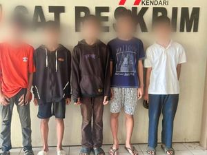 5 Remaja di Kendari Diciduk Bawa Golok hingga Busur Saat Hendak Tawuran 5 Remaja di Kendari Diciduk Bawa Golok hingga Busur Saat Hendak Tawuran