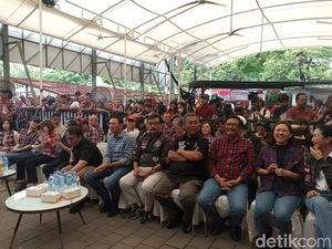 Momen Ahok Berkemeja Kotak-kotak Bareng Ganjar Bertemu Ahokers