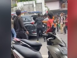 Heboh Maling Bermobil Dikejar Warga di Bogor, Berakhir Dipukuli