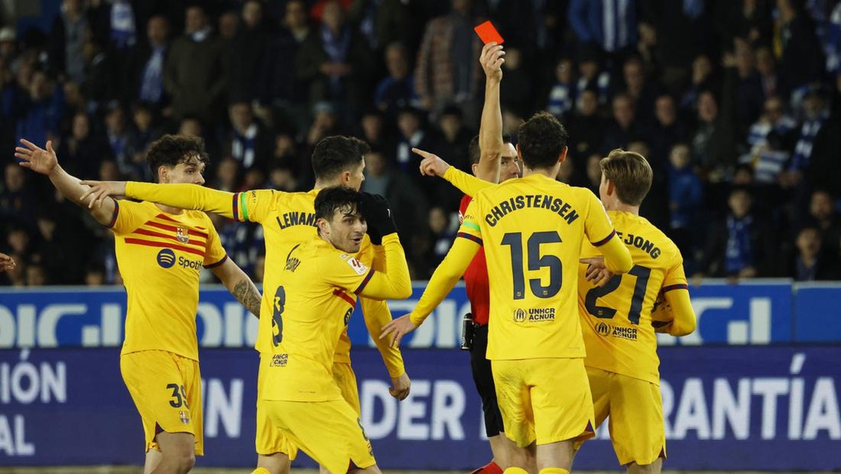 Pelatih Barcelona Xavi Hernandez mengkritik kepemimpinan wasit saat bertemu Alaves (REUTERS/VINCENT WEST)