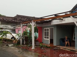 Angin Kencang Terjang Sidoarjo, Seorang Warga Tewas Tertimpa Atap