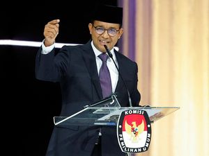 Senyum Anies Ketika Prabowo Sebut Mantan Menteri Pendidikan Senyum Anies Ketika Prabowo Sebut Mantan Menteri Pendidikan