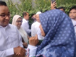 Anies Diberi Semangat dari Tetangga Sebelum Hadiri Debat Pamungkas Pilpres
