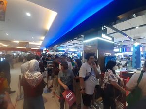 Warga Serbu Jeruk Rp 1 di Transmart, Antrean Mengular