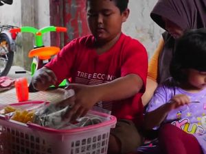 Kisah Bocah di Palembang Hidupi 3 Adiknya dengan Berjualan Kripik