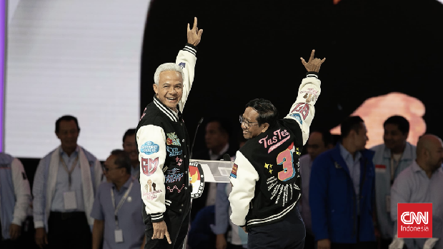 Calon presiden dan calon wakil presiden nomor urut 3, Ganjar Pranowo dan Mahfud MD tiba dilokasi Debat Kelima Pilpres 2024 di Jakarta Convention Center (JCC), Jakarta, Minggu (04/02/2024). (CNN Indonesia/ Adi Ibrahim)