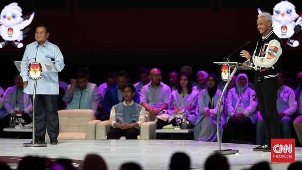 Calon presiden nomor urut 2 Prabowo Subianto dan calon presiden nomor urut 3 Ganjar Pranowo beradu gagasan saat Debat Kelima Pilpres 2024 di Jakarta Convention Center (JCC), Jakarta, Minggu (04/02/2024). (CNN Indonesia/ Adi Ibrahim)