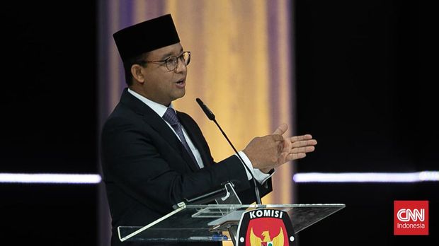 Capres nomor urut satu Anies Baswedan beradu gagasan dalam Debat Kelima Pilpres 2024 di Jakarta Convention Center (JCC), Jakarta, Minggu (04/02/2024). (CNN Indonesia/ Adi Ibrahim)