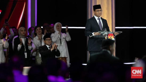 Capres nomor urut satu Anies Baswedan beradu gagasan dalam Debat Kelima Pilpres 2024 di Jakarta Convention Center (JCC), Jakarta, Minggu (04/02/2024). (CNN Indonesia/ Adi Ibrahim)